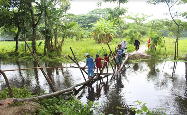 ঝুঁকি নিয়ে সাঁকো পার হচ্ছে গ্রামবাসী