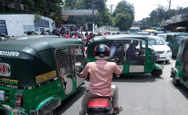 চট্টগ্রামে শিক্ষার্থীদের সড়ক অবরোধ, ভোগান্তিতে নগরবাসী