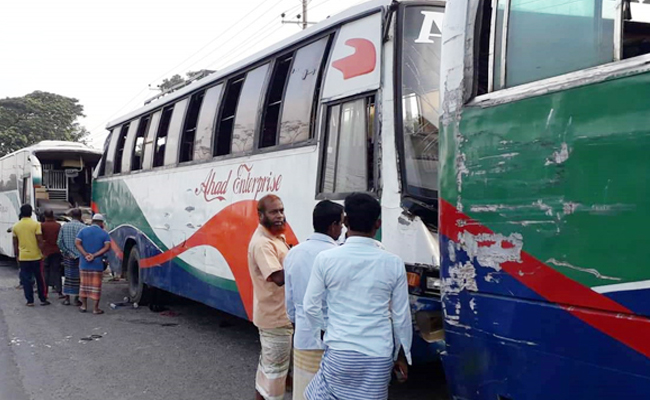 আশুলিয়ায় তিন বাসের সংঘর্ষে ঝরলো ২ প্রাণ