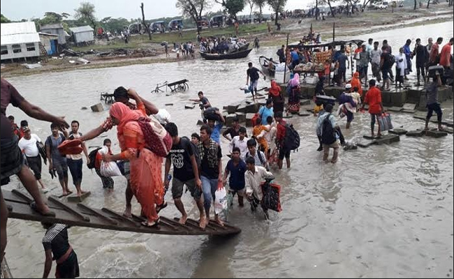 ভেঙ্গে লন্ডভন্ড চরফ্যাসনের বেতুয়া লঞ্চঘাটের পল্টুন, যাত্রীদের চরম দূর্ভোগ