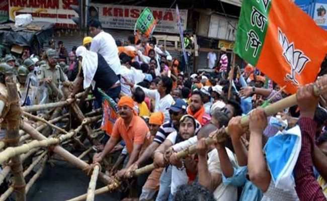 প্রিয়া সাহার সমর্থনে ভারতে বিজেপির বিক্ষোভ