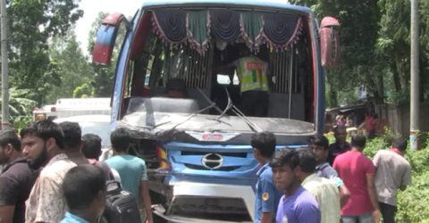 গোবিন্দগঞ্জে বাস-মাইক্রোবাস মুখোমুখী সংঘর্ষে নিহত ২