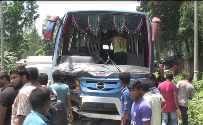 গোবিন্দগঞ্জে বাস-মাইক্রোবাস মুখোমুখী সংঘর্ষে নিহত ২