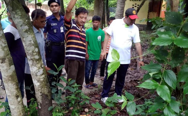 সাতক্ষীরায় ডেঙ্গু প্রতিরোধে বাড়ি বাড়ি পরিচ্ছন্নতা অভিযানে জেলা প্রশাসক