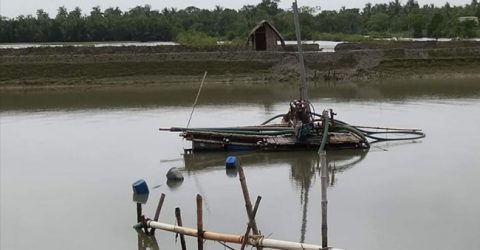 রামপালে অবৈধভাবে নদী থেকে বালু উত্তোলন করায় ভ্রাম্যমান আদালতের জরিমানা