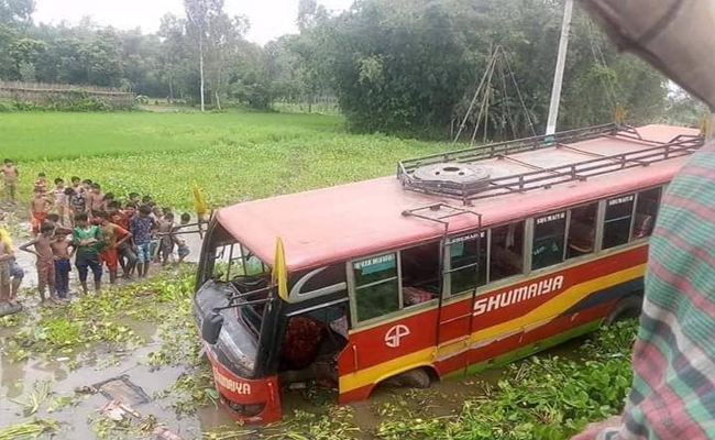 গোবিন্দগঞ্জে যাত্রীবাহী বাস খাদে পড়ে আহত ৭