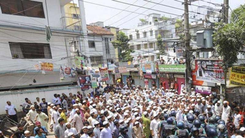 রাজধানীর মিনার মসজিদ মাদরাসার রান্নাঘর ভেঙে দিল ডিএনসিসি