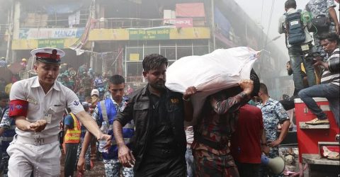 আগুন নিয়ন্ত্রণে কাজ করছে যারা